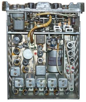 Collins R-392 chassis from below